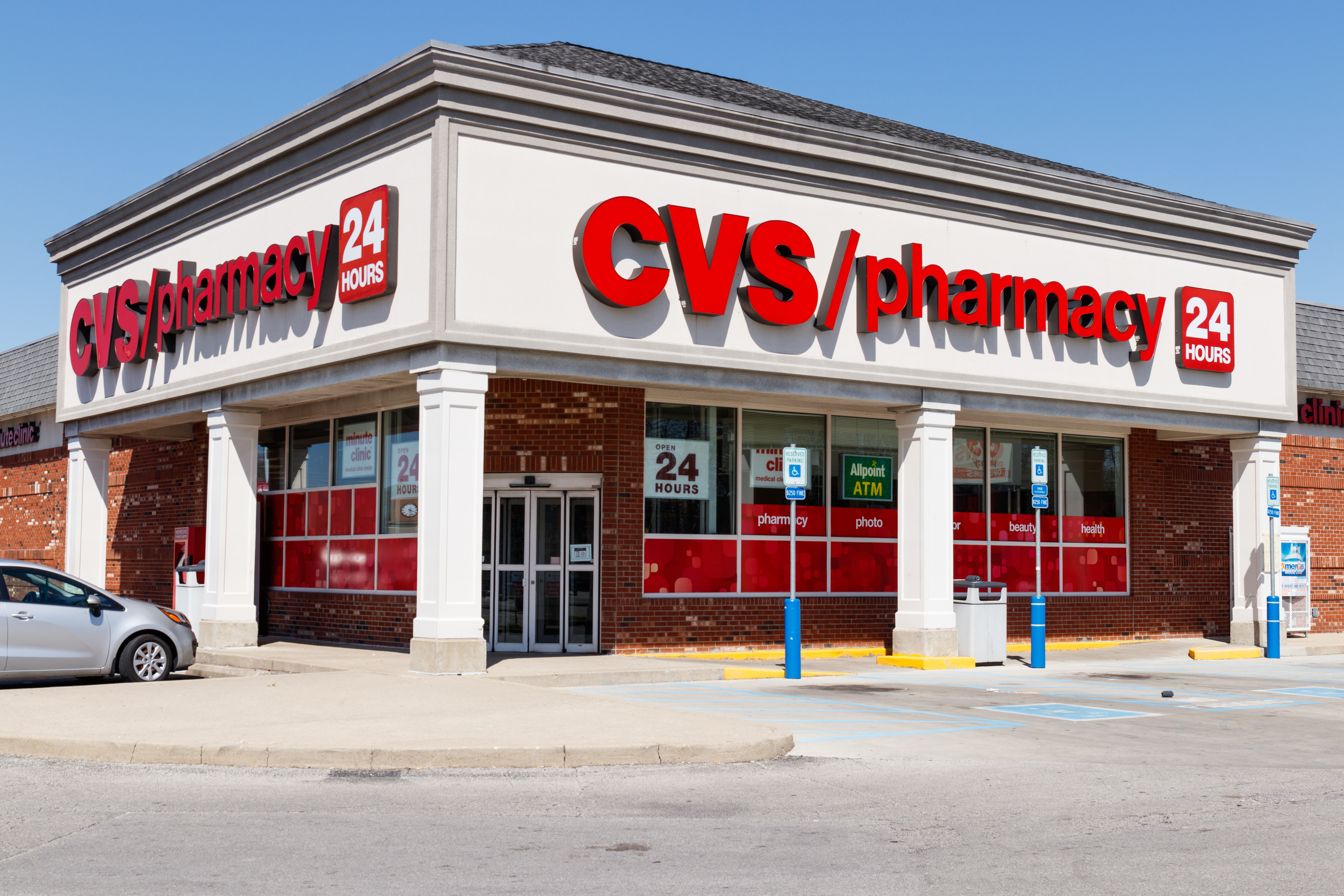 UK vs US pharmacy: “Welcome to America!” 1000 pill bottles of ibuprofen and OTC melatonin gummies, PPI pumps and antibiotics...